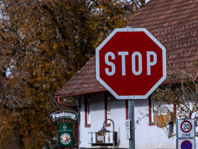 Ein rotes Stop-Schild.