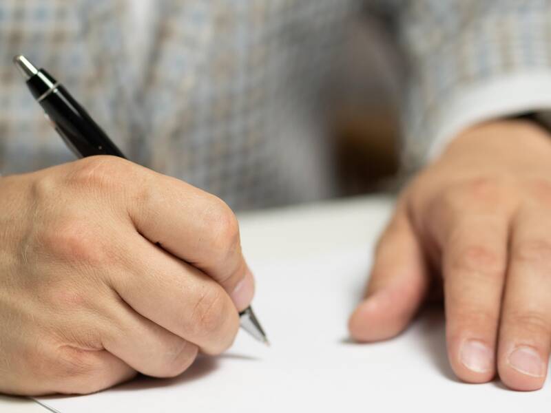 Hände mit Stift