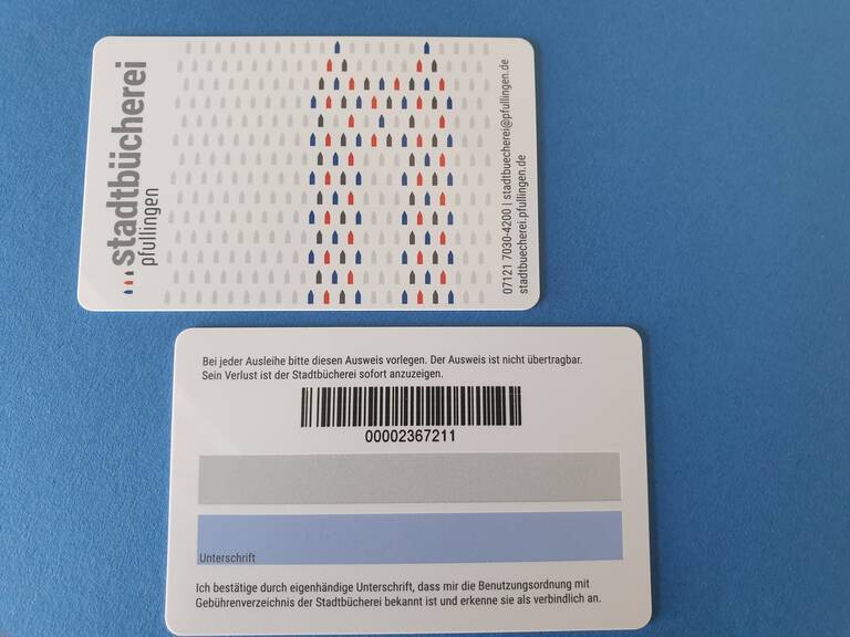Vorder- und Rückseite des Benutzerausweises der Stadtbücherei Pfullingen