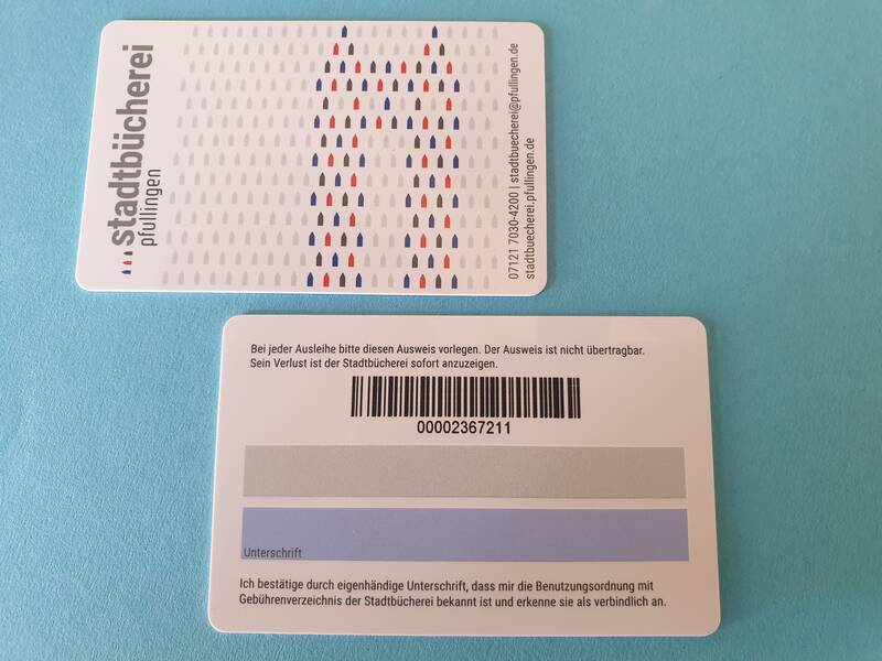 Vorder- und Rückseite des Benutzerausweises der Stadtbücherei Pfullingen