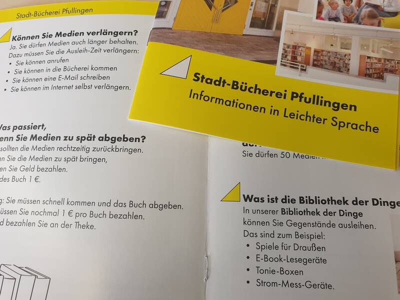 Seiten des Flyers Leichte Sprache der Stadtbücherei